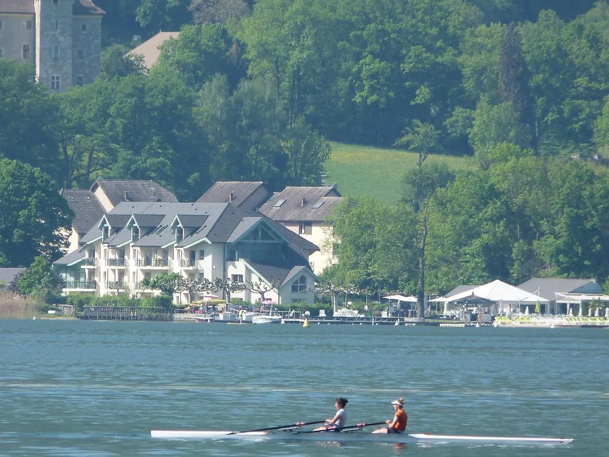 Situation exceptionnelle pour ce cosy studio avec terrasse SUR LAC, dans résidence avec PLAGE et ponton PRIVEE Duingt 0*,