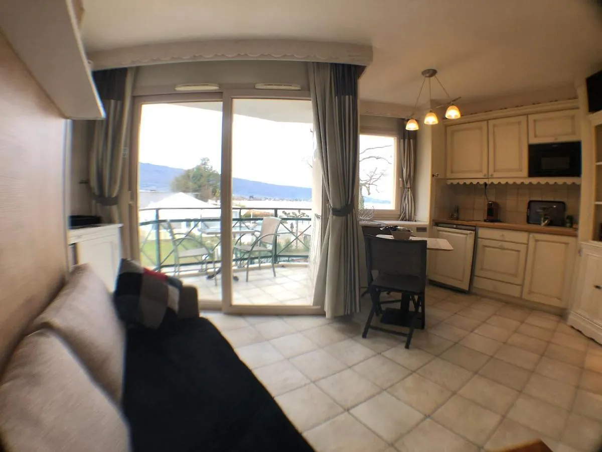 Situation exceptionnelle pour ce cosy studio avec terrasse SUR LAC, dans résidence avec PLAGE et ponton PRIVEE Duingt