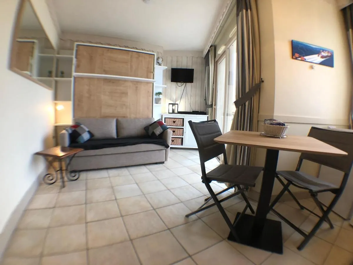 Situation exceptionnelle pour ce cosy studio avec terrasse SUR LAC, dans résidence avec PLAGE et ponton PRIVEE Duingt