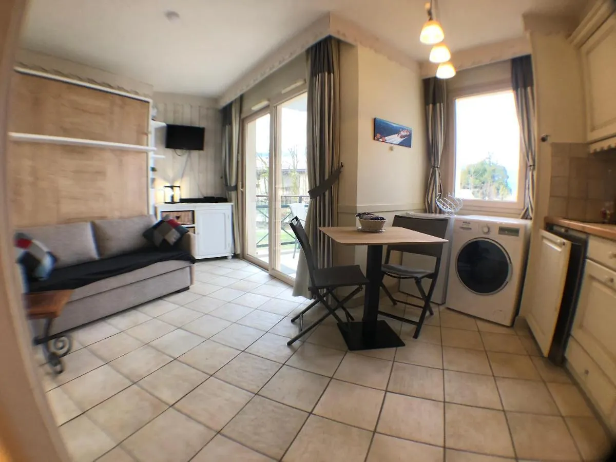 Appartement Situation exceptionnelle pour ce cosy studio avec terrasse SUR LAC, dans résidence avec PLAGE et ponton PRIVEE Duingt
