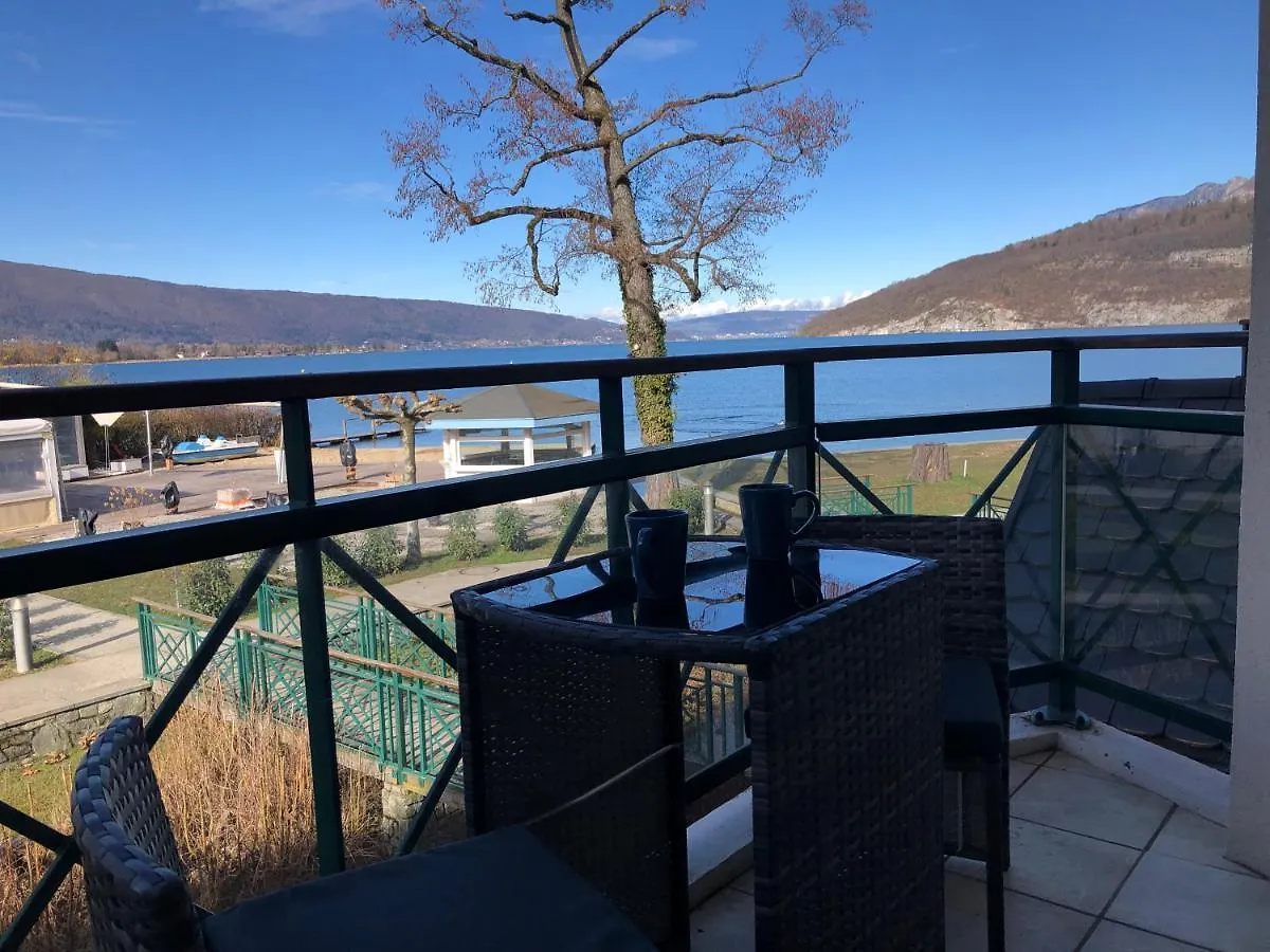 Situation exceptionnelle pour ce cosy studio avec terrasse SUR LAC, dans résidence avec PLAGE et ponton PRIVEE Duingt 0*,  France