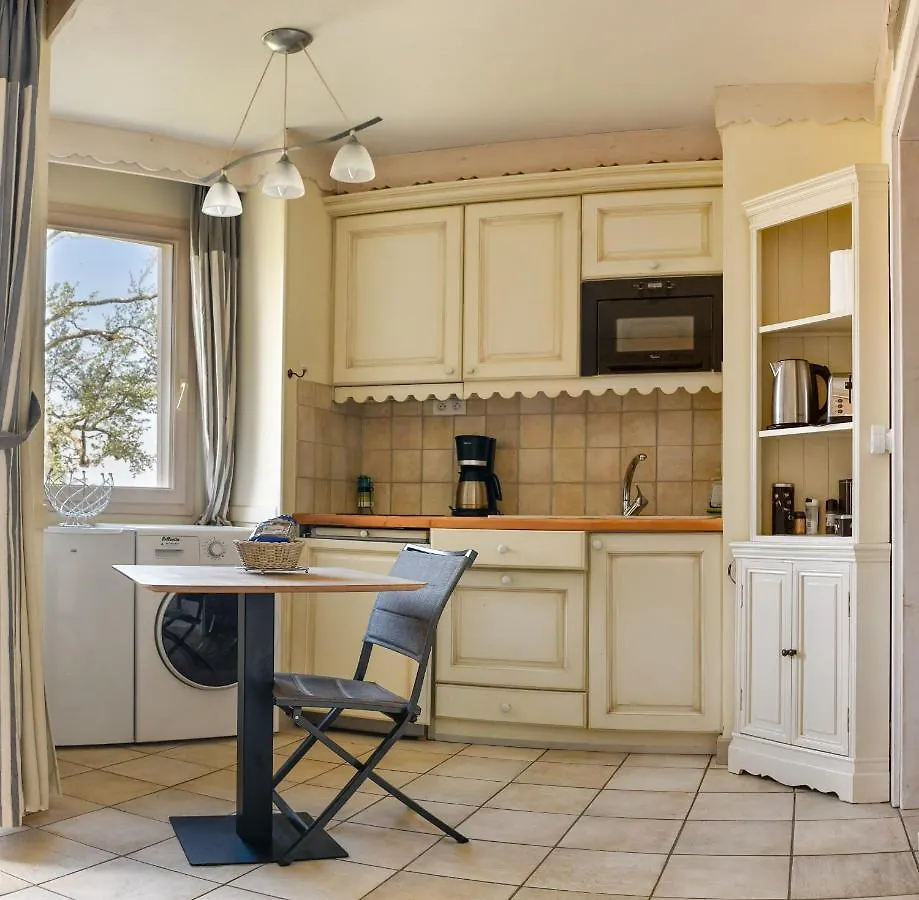 Situation exceptionnelle pour ce cosy studio avec terrasse SUR LAC, dans résidence avec PLAGE et ponton PRIVEE Duingt Appartement
