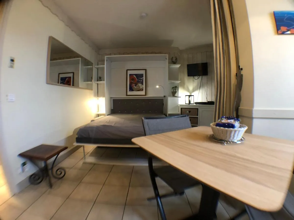 Situation exceptionnelle pour ce cosy studio avec terrasse SUR LAC, dans résidence avec PLAGE et ponton PRIVEE Duingt 0*,