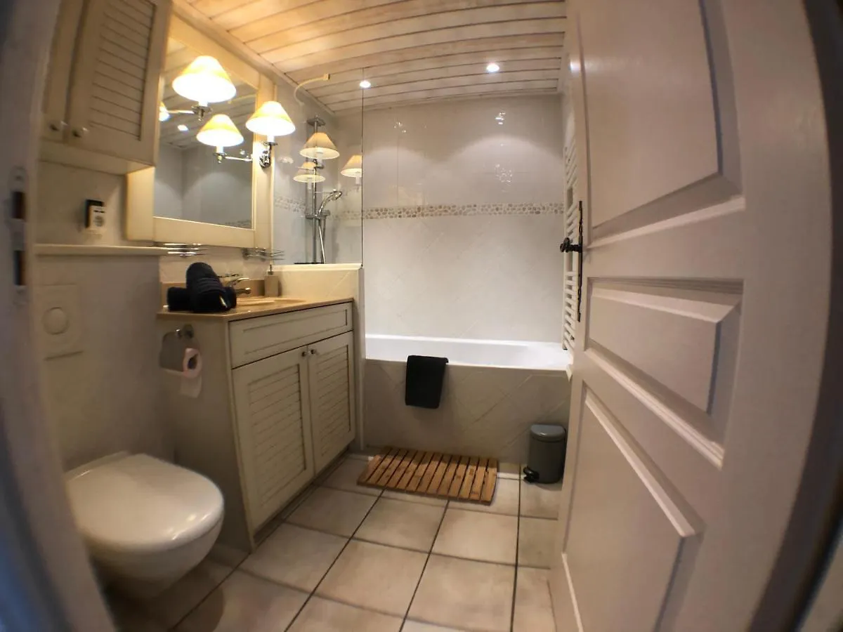 Situation exceptionnelle pour ce cosy studio avec terrasse SUR LAC, dans résidence avec PLAGE et ponton PRIVEE Duingt