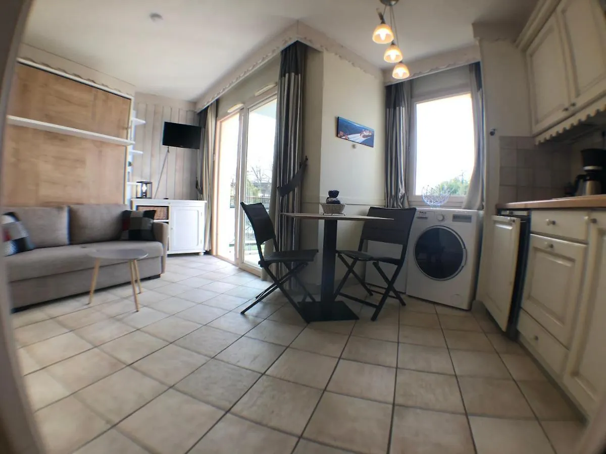 Situation exceptionnelle pour ce cosy studio avec terrasse SUR LAC, dans résidence avec PLAGE et ponton PRIVEE Duingt